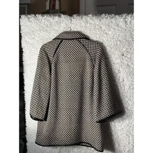 WOMEN'S TWEED CREAM AND BLACK JACKET.